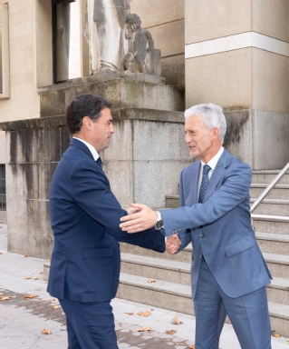 El presidente del TSJPV, Iñaki Subijana, saluda al lehendakari, Imanol Pradales, a su llegada al acto de apertura del año judicial en el País Vasco celebrado hoy en el Palacio de Justicia de Bilbao